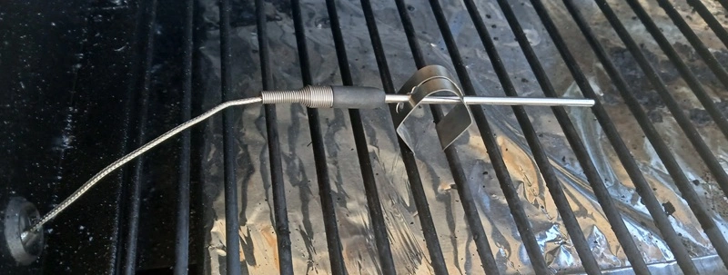 ChefsTemp Quad XPro ambient probe on the grill grates