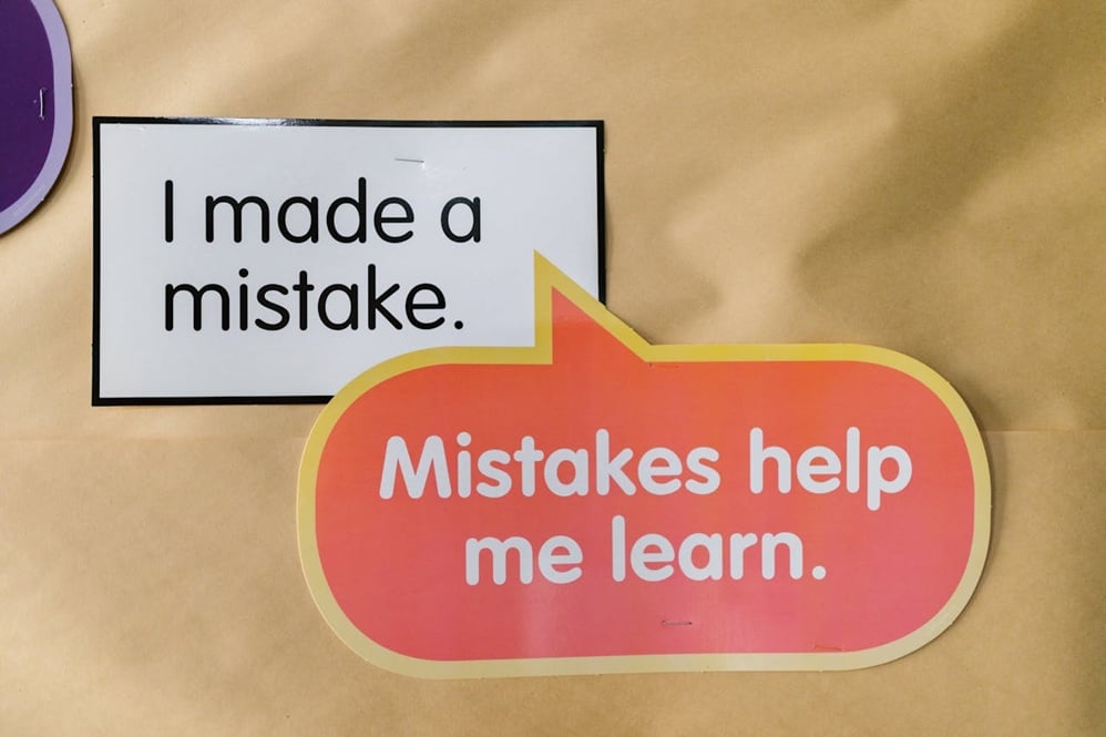 Sign that reads the word mistake.